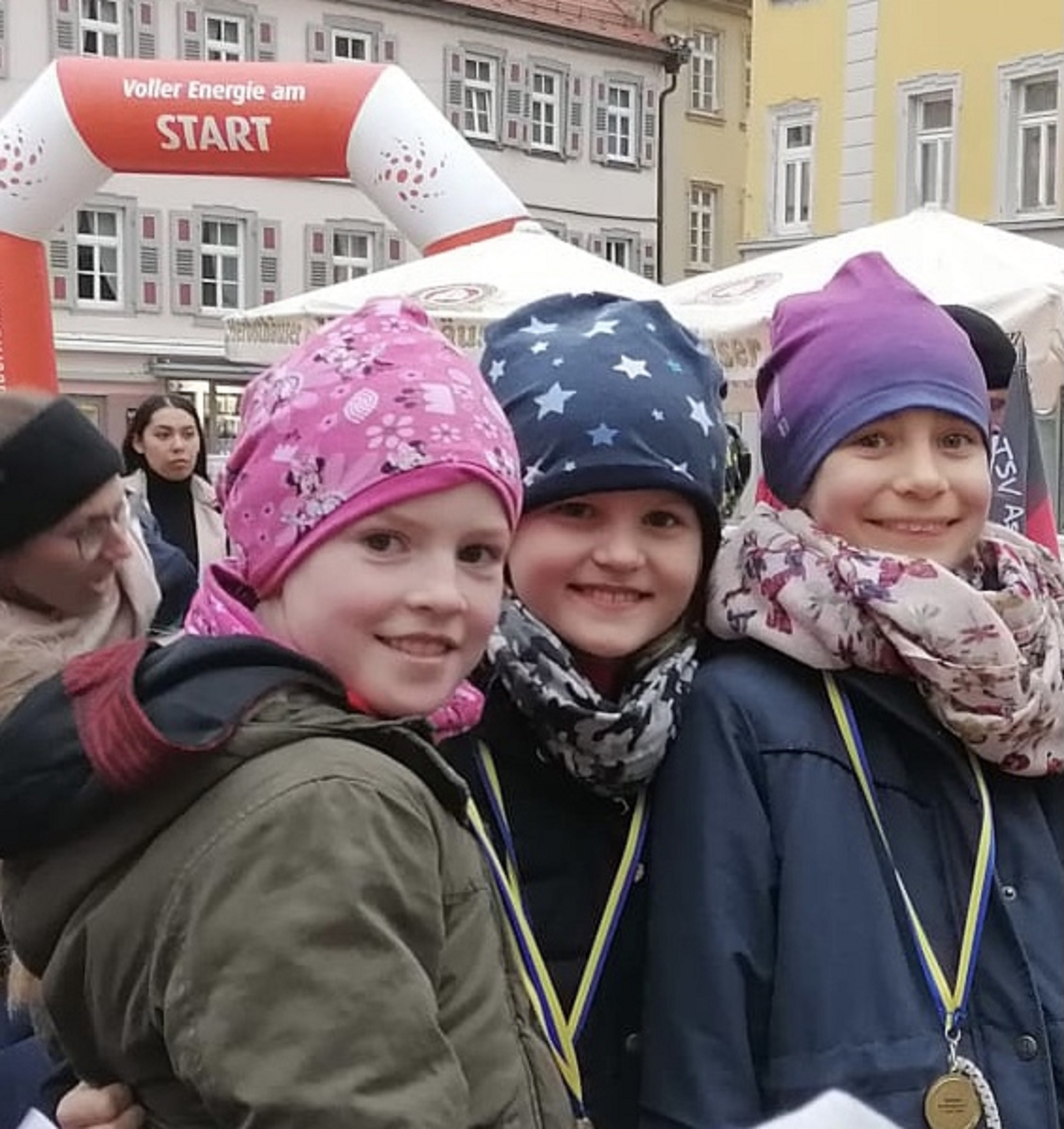 Kinder mit umgehängten Medaillen