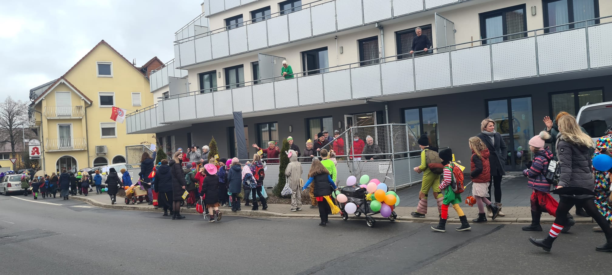 Gesamtansicht der Kinder beim Umzug