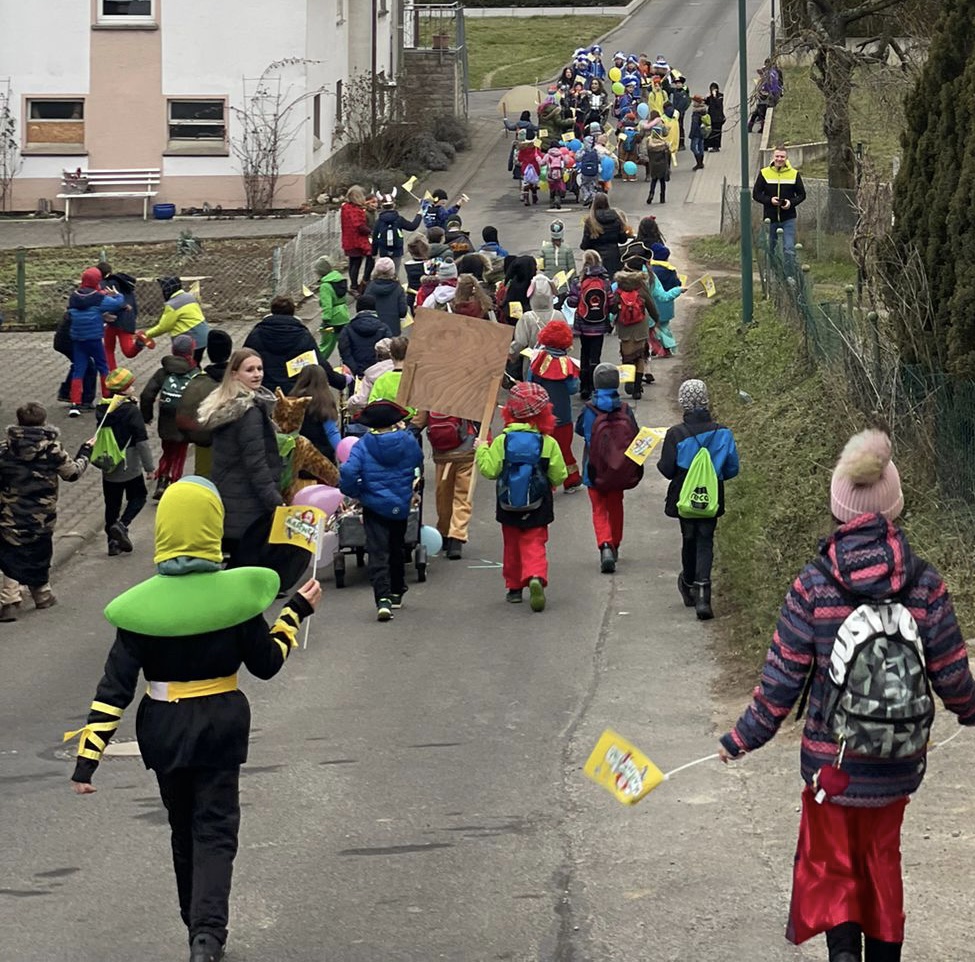 Die Schüler starten mit dem Umzug