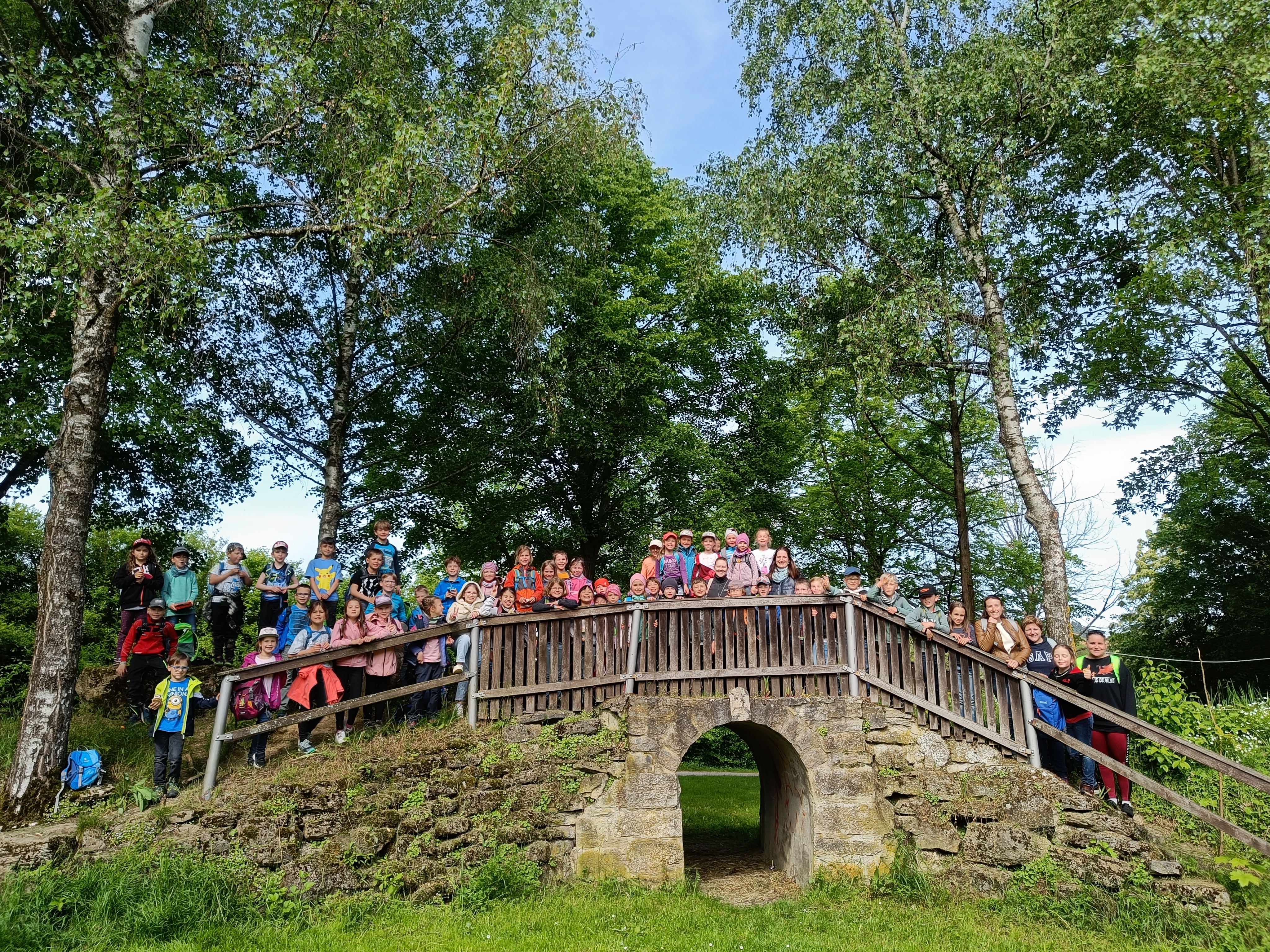 Klassenfoto auf der Brücke