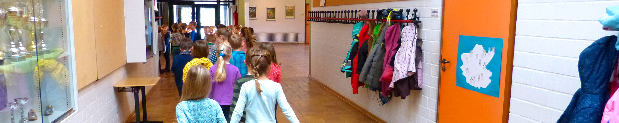 Kinder warten in der Schule vor der Klassentüre